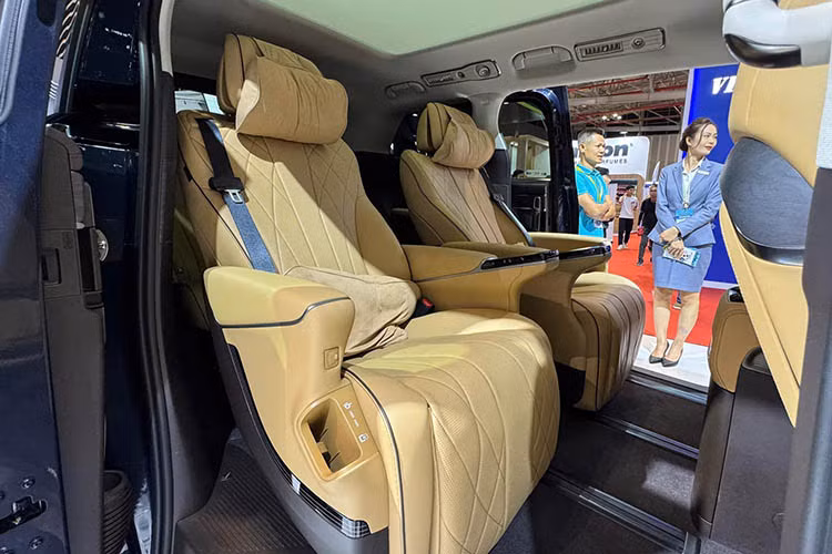 Trên bệ tì tay của mỗi ghế đều có 2 màn hình LCD nữa để hành khách chỉnh các tính năng như massage, đa phương tiện. Bên hay chỉnh điều hòa ở từng vị trí cho phù hợp với bản thân. Nằm giữa hàng ghế thứ hai còn có ngăn đựng đồ 2 tầng, tích hợp hộc đựng cốc...