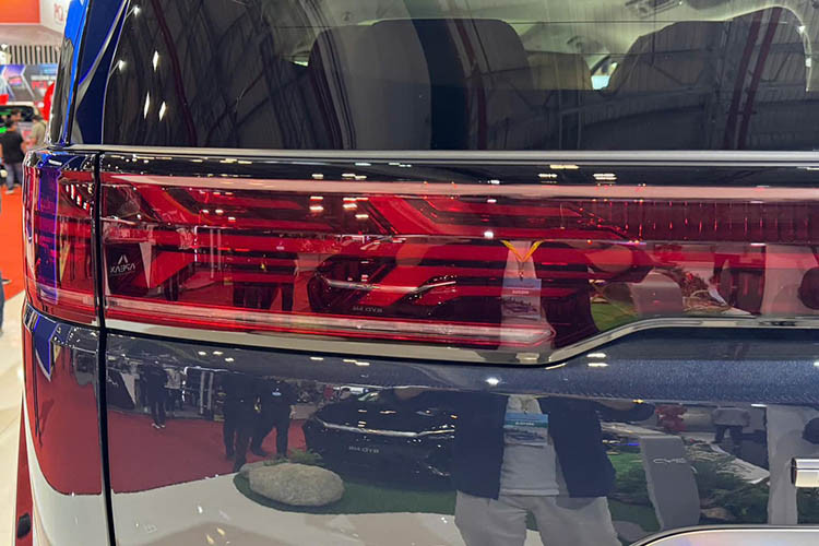 Như vậy, mẫu MPV Denza D9 của Trung Quốc này có kích thước lớn hơn nhiều so với "chuyên cơ mặt đất" Toyota Alphard. Denza D9 tại thị trường Trung Quốc có 2 phiên bản là hybrid DM-i và thuần điện, thiết kế đầu xe của mẫu MPV này cũng sẽ thay đổi theo hệ truyền động, xe về Việt Nam thuộc bản đầu tiên.