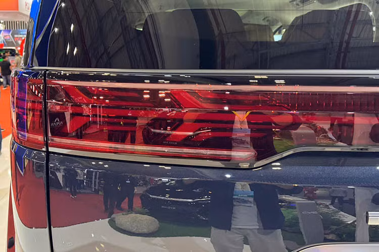 Như vậy, mẫu MPV Denza D9 của Trung Quốc này có kích thước lớn hơn nhiều so với "chuyên cơ mặt đất" Toyota Alphard. Denza D9 tại thị trường Trung Quốc có 2 phiên bản là hybrid DM-i và thuần điện, thiết kế đầu xe của mẫu MPV này cũng sẽ thay đổi theo hệ truyền động, xe về Việt Nam thuộc bản đầu tiên.