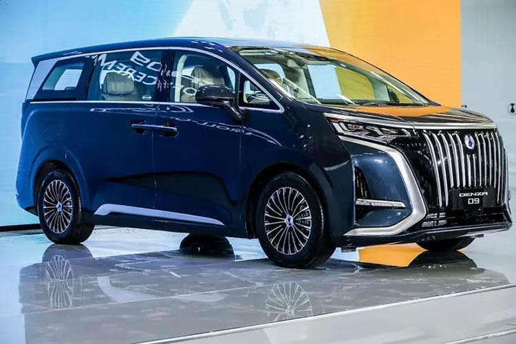 "Trái tim" của Denza D9 DM-i là hệ truyền động hybrid, bao gồm máy xăng 4 xi-lanh, tăng áp, dung tích 1.5L và mô-tơ điện. Nhờ đó, phiên bản dẫn động 1 cầu của xe có thể chạy được 190 km chỉ bằng mô-tơ điện hoặc 1.040 km nếu dùng cả động cơ xăng. Con số tương ứng của phiên bản dẫn động 2 cầu là 180 km và 970 km.