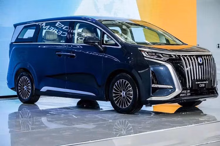 "Trái tim" của Denza D9 DM-i là hệ truyền động hybrid, bao gồm máy xăng 4 xi-lanh, tăng áp, dung tích 1.5L và mô-tơ điện. Nhờ đó, phiên bản dẫn động 1 cầu của xe có thể chạy được 190 km chỉ bằng mô-tơ điện hoặc 1.040 km nếu dùng cả động cơ xăng. Con số tương ứng của phiên bản dẫn động 2 cầu là 180 km và 970 km.