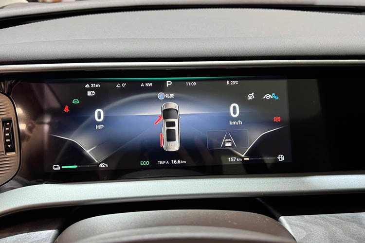 Bên trong cabin, Denza D9 có cấu hình 7 chỗ ngồi (2 + 2 + 3), xe có một số đường nét đặc trưng của xe BYD như màn hình thông tin giải trí vuông vức hoặc cần số. Màn hình điều khiển trung tâm 15,6 inch được trang bị hệ thống thông minh Denza Link. Phía sau vô-lăng vát đáy thể thao là bảng điều khiển LCD kích thước 10,25 inch.