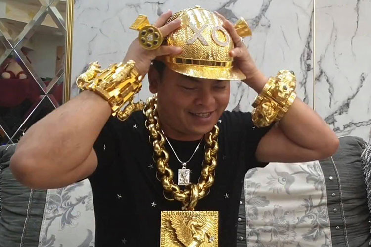 Chiếc mũ có hình dạng lưỡi trai. Để tạo ra chiếc mũ này, những người thợ đã phải dùng đến 53 lượng vàng cùng 260 viên kim cương, mỗi viên có giá 1,2 triệu đồng để tạo thành chữ "XO" - biệt danh của anh Phúc trên mũ. Trị giá của món đồ đặc biệt này lên tới hơn 1,8 tỷ đồng.