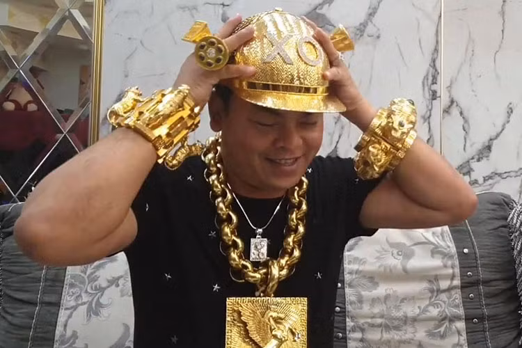 Chiếc mũ có hình dạng lưỡi trai. Để tạo ra chiếc mũ này, những người thợ đã phải dùng đến 53 lượng vàng cùng 260 viên kim cương, mỗi viên có giá 1,2 triệu đồng để tạo thành chữ "XO" - biệt danh của anh Phúc trên mũ. Trị giá của món đồ đặc biệt này lên tới hơn 1,8 tỷ đồng.