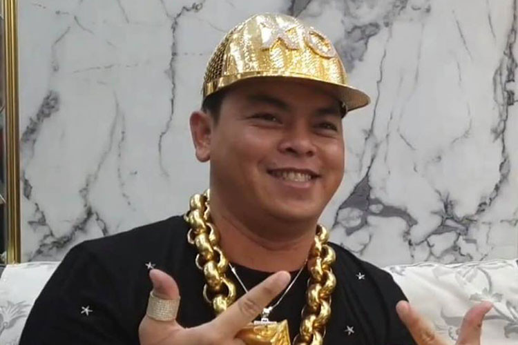 Phúc XO tâm sự, từ nhỏ, anh đã có mơ ước được sở hữu trọn bộ quần áo, phụ kiện trên người làm bằng vàng và đến nay điều đó đã thành hiện thực. Ngoài chiếc mũ gần 2 tỷ, anh cũng đang đặt làm một chiếc áo bằng vàng.