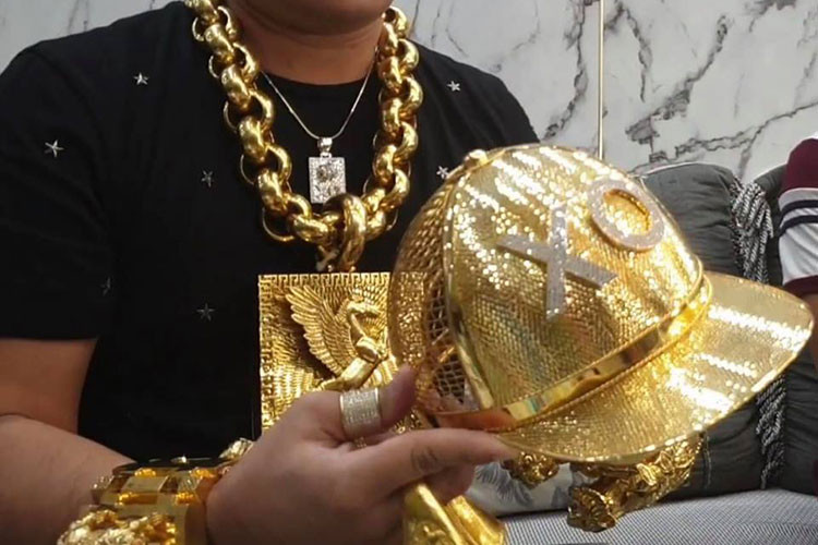 Đại gia Phúc XO tên thật là Trần Ngọc Phúc, sinh năm 1982, là chủ một quán karaoke khá nổi tiếng ở quận 12, TP.Hồ Chí Minh. Anh vốn nổi tiếng là người đam mê các phụ kiện, trang sức được làm ra từ vàng. 