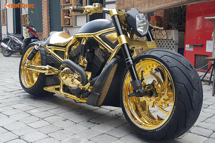 Theo đại gia Phúc XO, anh hiện là người duy nhất tại Việt Nam sở hữu tới 3 chiếc xe môtô mạ vàng trị giá cả tỷ đồng như thế này.