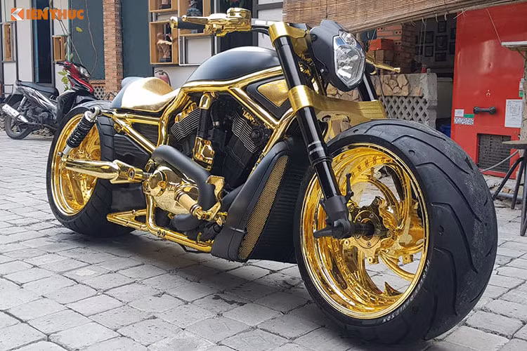 Theo đại gia Phúc XO, anh hiện là người duy nhất tại Việt Nam sở hữu tới 3 chiếc xe môtô mạ vàng trị giá cả tỷ đồng như thế này.
