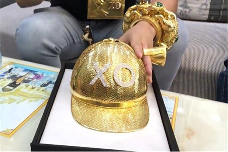 Hàng ngày, đại gia Phúc XO thường ra đường với 13kg vàng trên người. Anh Phúc cho hay, số vàng anh mang trên người với khối lượng hơn 13kg vàng trị giá hơn 13 tỷ đồng, gồm "combo" dây chuyền nặng hơn 6kg, 4 chiếc nhẫn mỗi chiếc khoảng 1/2kg, 2 vòng vàng đeo tay hơn 3kg...