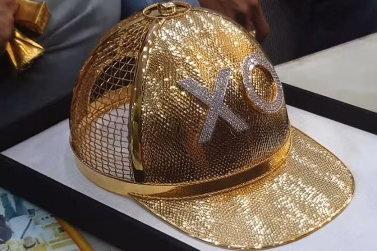 Vị đại gia này chia sẻ, lý do "gồng" mình đeo số vàng trên là do anh tham khảo thầy phong thủy và được "phán" đeo vàng tốt cho sức khỏe, tài lộc và may mắn... Anh bắt đầu đeo vàng từ 5 năm trước. Trừ lúc đi ngủ và đi tắm thì hầu như thời gian nào anh cũng đeo số vàng "khủng" trên người.