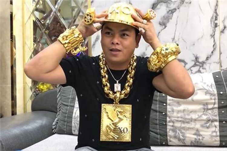 Sau môtô khủng mạ vàng, đại gia được mệnh danh đeo vàng nhiều nhất Việt Nam - Phúc XO mới đây tiếp tục tậu thêm một chiếc mũ bằng vàng trị giá gần 2 tỷ đồng. Được biết, chiếc mũ nặng 2kg này thiết kế dành riêng cho vừa với kích cỡ đầu của anh và đặt làm cách đây 7 tháng.