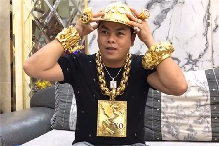 Sau môtô khủng mạ vàng, đại gia được mệnh danh đeo vàng nhiều nhất Việt Nam - Phúc XO mới đây tiếp tục tậu thêm một chiếc mũ bằng vàng trị giá gần 2 tỷ đồng. Được biết, chiếc mũ nặng 2kg này thiết kế dành riêng cho vừa với kích cỡ đầu của anh và đặt làm cách đây 7 tháng.