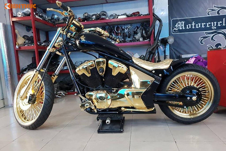 Khối động cơ V-Twin nguyên bản của xe được giữ nguyên, nhi&#x8;ều chi tiết của xe cũng được độ lại bằng đồ chơi hàng hiệu... nhưng mạ vàng đắt giá. Ngoài các chi tiết được mạ vàng, vẫn có những chi tiết không thể hoàn thành hết được và sơn tĩnh điện màu đen.