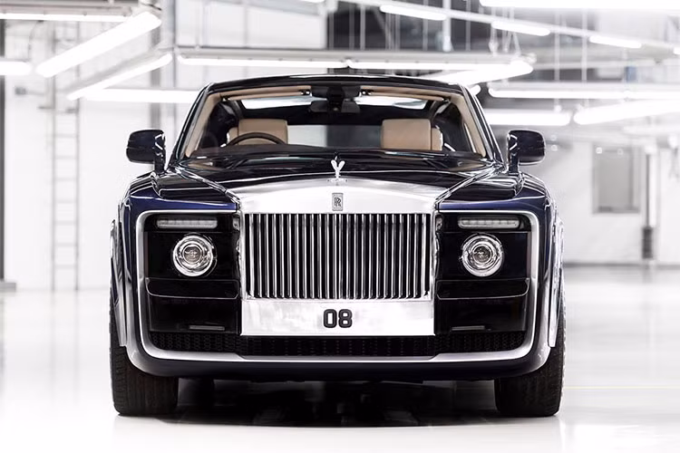 Đúng như tên gọi, thiết kế đuôi của Boat Tail giống như đuôi thuyền, có thể xuất phát từ thực tế những người sở hữu Rolls-Royce có trong tay cả du thuyền sang trọng. Những người này có thể muốn một chiếc Rolls-Royce giống như chiếc du thuyền mặt đất, và không ngạc nhiên khi cái giá phải trả sẽ là 10 con số.