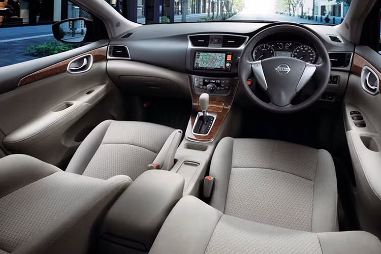 Trái ngược với ngoại thất, thiết kế nội thất của Nissan Sylphy 2019 gần như được bê nguyên từ phiên bản cũ sang. Điểm mới đáng chú ý nhất trong nội thất của mẫu sedan cỡ C này là những chi tiết ốp gỗ nhằm mang đến vẻ cao cấp hơn. Thêm vào đó là màn hình cảm ứng của hệ thống thông tin giải trí được nới rộng so với phiên bản cũ.
