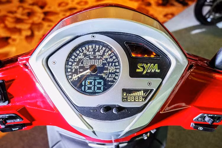 Nổi bật ở phần đầu xe là cụm đồng hồ công-tơ-mét có màn hình LCD hiện đại, hiển thị đầy đủ thông số kỹ thuật, đèn báo, nút chỉnh giờ...