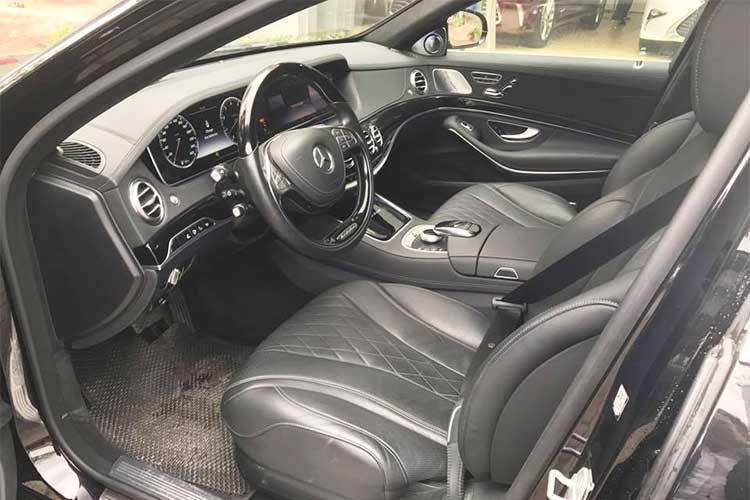 Ngoài vô lăng thiết kế khá tinh tế, sang trọng - bảng điều khiển trung tâm được tô điểm với đồng hồ cơ học phong cách cổ điển. Hệ thống âm thanh vòm Burmester® high-end 3D 24 loa, công suất 1540 watt cho những trải nghiệm audiophile trung thực bậc nhất hiện nay cùng màn hình giải trí đa tính năng kết nối với điện thoại thông minh.