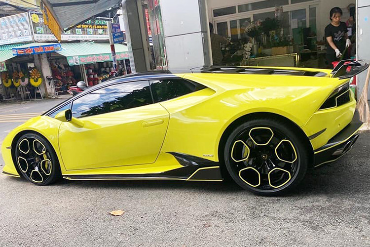 Huracan LP610-4 sử dụng hộp số 7 cấp ly hợp kép Lamborghini Doppia Frizione LDF với 3 chế độ lái là STRADA, SPROT và CORSA. Ngoài ra, có thể nâng cấp khả năng vận hành của xe thông qua hệ thống trợ lực lái Lamborghini Dynamic Steering hay hệ thống giảm sốc điện từ MagneRide.