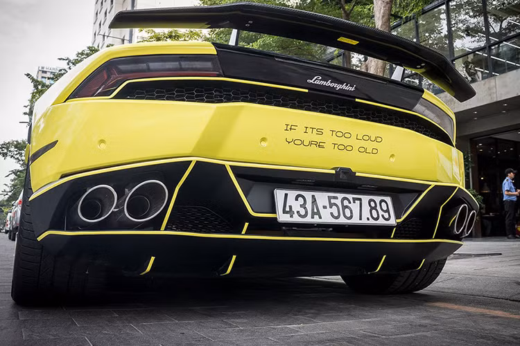 Điểm thú vị của xe là body kit gói độ ngoại thất Verona Edizione của hãng độ Vorsteiner đến từ Mỹ. Gói độ này có thêm các chi tiết bằng carbon chẳng hạn như cánh lướt gió phía trước, nẹp sườn bên hông và cánh gió đuôi cố định phía sau.