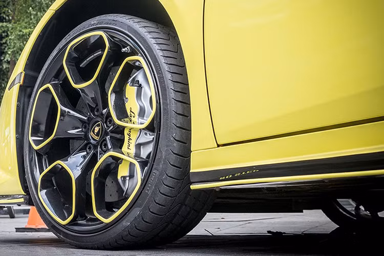 Lamborghini Huracan biển VIP 43A-567.89 còn được đọc là san bằng tất cả trên chiếc Lamborghini Huracan này, nếu ghép các con số này lại với nhau sẽ cho ra biển sảnh tiến không có số nào trùng lặp là 3456789.