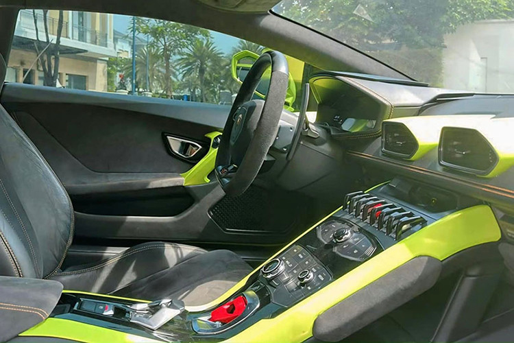 Lamborghini Huracan LP610-4 sử dụng khối động cơ V10 dung tích 5.2L, hút khí tự nhiên cùng hệ thống phun nhiên liệu trực tiếp. Xe có công suất tối đa 610 mã lực cùng mô men xoắn cực đại 560 Nm.