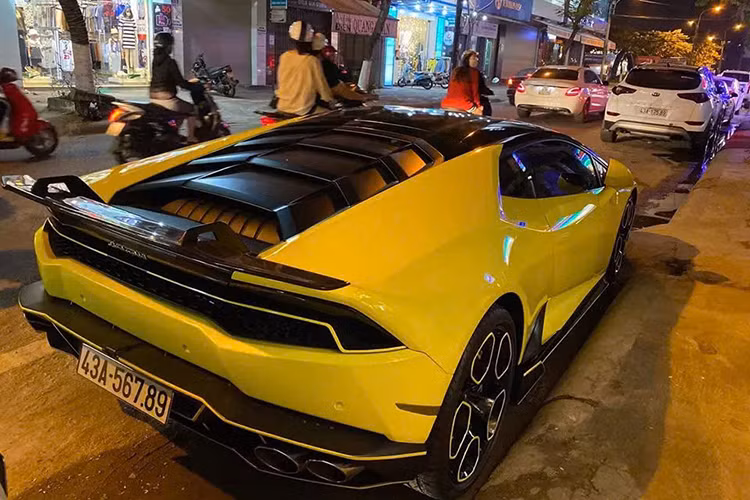Chiếc siêu xe Lamborghini Huracan LP610-4 là 1 trong các xe trải qua ít đời chủ nhất, ngay từ khi về nước, nó đã gây chấn động khi "làm dâu" tại Đà Nẵng, nhưng số lần xe lăn bánh không nhiều, hiện tại, dù đã 8 năm được nhập về nước nhưng chỉ mới chạy 13.000 km. Trung bình mỗi năm đi chưa tới 1.630 km.