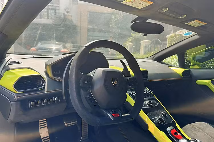 Huracan LP610-4 có khả năng tăng tốc từ 0 lên 100 km/h chỉ trong 3,2 giây, trước khi đạt vận tốc tối đa lên đến 342 km/h. Động cơ này cũng được sử dụng trên mẫu xe thể thao Audi R8 V10 Plus.