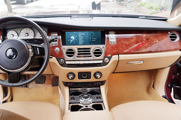 Rolls-Royce Ghost được thiết kế nhỏ gọn hơn so với "đàn anh" Phantom, nó sở hữu “số đo” khiêm tốn: 5.399 mm dài, 1.948 mm rộng và 1.550 mm cao. Khoảng cách giữa hai cầu xe của Ghost đạt 3.295 mm, tạo ra không gian rộng rãi bên trong cho 5 người trưởng thành ngồi thoải mái.