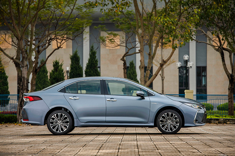 Về trang bị, cả 3 phiên bản của Toyota Corolla Altis 2022 đều sở hữu hệ thống đèn full LED, mâm hợp kim có kích thước khác nhau tùy phiên bản trong đó bản 1.8G sử dụng la-zăng 16 inch và 2 bản còn lại lớn hơn, có kích thước 17 inch. Tiếp đến, gương chiếu hậu trên 3 bản đều có thể chỉnh điện nhưng bản 2 bản cao hơn sẽ có thêm gập điện và ngoài ra bản 1.8HEV sẽ có cả tính năng tự động điều chỉnh khi lùi.