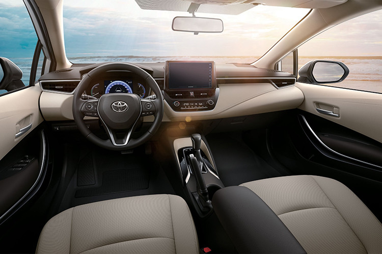 Bước vào bên trong, khoang nội thất của Toyota Corolla Altis 2022 có thiết kế gợi nhớ đến Corolla Cross với nhiều trang bị ấn tượng hơn đời cũ. Cụ thể, cả 3 phiên bản đều sở hữu ghế da chỉnh điện, bảng đồng hồ sau vô lăng có sự xuất hiện của màn hình đa thông tin 7 inch trên bản 1.8HEV cao cấp nhất.