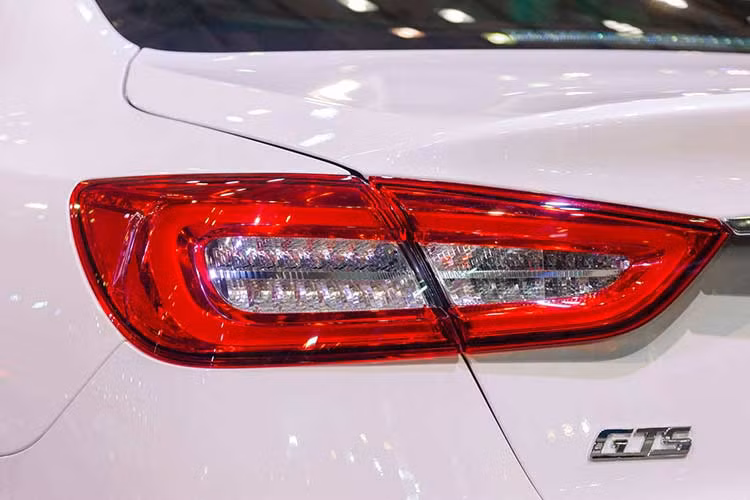 Đuôi xe được giữ nguyên thiết kế so với Maserati Quattroporte GTS đời 201. Đèn hậu của xe cũng như phần đầu là dạng full LED, cặp ống xả kép đi kèm khuếch tán và cánh gió đuôi nhỏ mang phong cách cá tính hơn.