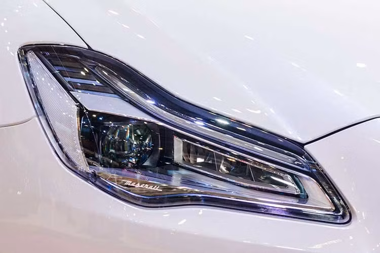 Phần hốc gió trước của Maserati Quattroporte GTS mới này đã được kết nối liền lạc với nhau chứ không được chia độc lập như thế hệ trước. Lưới tản nhiệt bao gồm 10 thanh dọc xếp thành hàng với biểu tượng "cây đinh ba" đặt chính giữa tương tự như các phiên bản cũ.