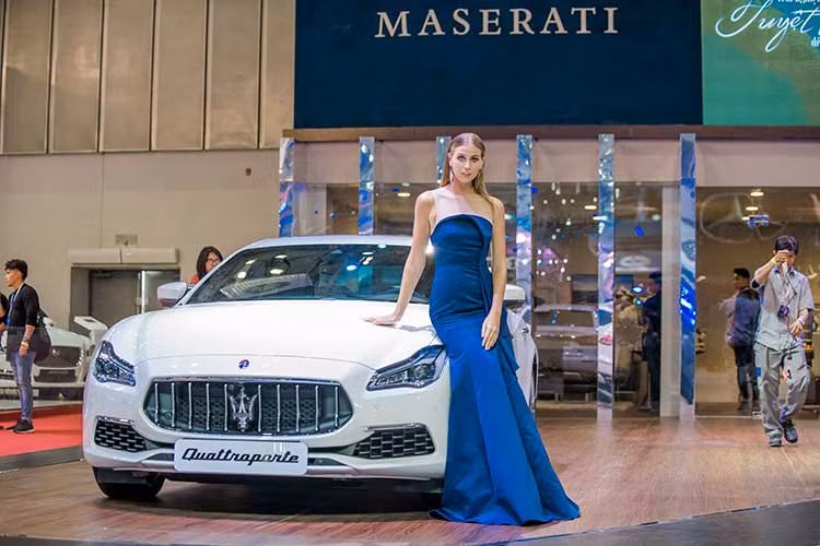 Chiếc Maserati Quattroporte GTS 2018 tại triển lãm VMS 2018 thuộc phiên bản sang trọng GranLusso. Xe có một sự thay đổi nhỏ so với đời trước ở cụm đèn pha LED toàn phần thiết kế lại sắc cạnh hơn. Phần đèn vàng nằm bên ngoài cùng đã được loại bỏ nhằm tăng vẻ đẹp cho "đôi mắt" của chiếc sedan đầu bảng Maserati.