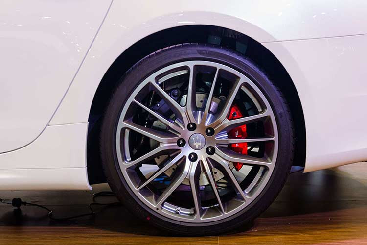 Bên hông của mẫu xe sang đầu bảng của Ý tại Việt Nam này không có gì thay đổi so với trước, vẫn là bộ mâm 21 inch với thiết kế mô phỏng theo hình cây đinh ba sơn màu nhám cùng kẹp phanh màu đỏ làm điểm nhấn.