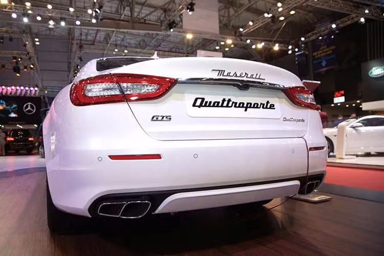 Bên sườn xe chiếc Maserati Quattroporte GTS 2018 đầu tiên tại Việt Nam có dòng chữ GranLusso nhằm nhận biết chiếc sedan này lựa chọn gói trang bị sang trọng thay vì thể thao GranSport.
