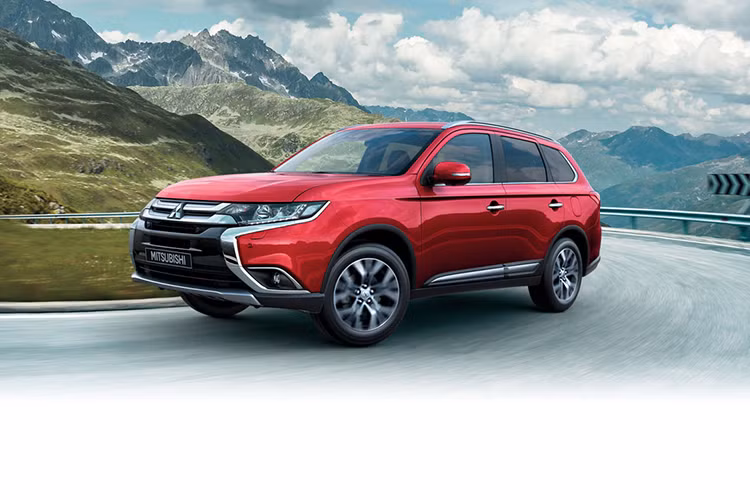 Để đẩy hàng tồn và dọn kho, không ít đại lý mạnh dạn chốt mức giá hấp dẫn nhất từ trước đến nay hay nói cách khác là chưa từng áp dụng cho Mitsubishi Outlander 2.4 CTV tại Việt Nam. Các chuyên gia cho biết, nếu mua Mitsubishi Outlander 2018 2.4 CTV mới tại thời điểm này, người mua vừa được hưởng giá rẻ, vừa được hỗ trợ 50% lệ phí trước bạ theo chương trình ưu đãi chính hãng.