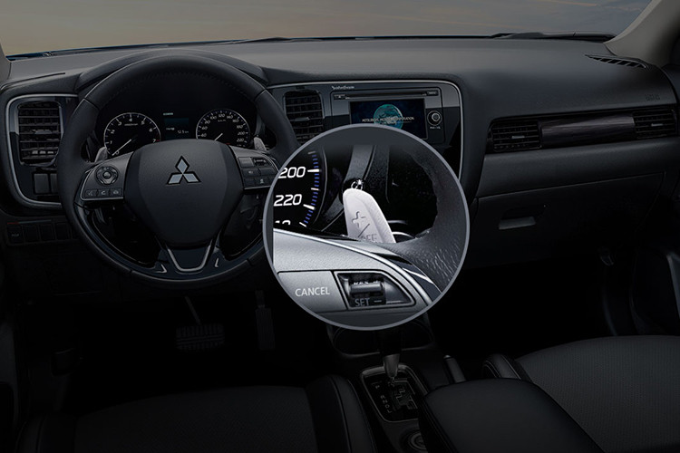 Xe sở hữu kích thước 4.695mm dài, 1.810mm rộng, 1.710mm cao, chiều dài cơ sở 2.670mm cùng khoảng sáng gầm 190mm. Khung xe RISE công nghệ độc quyền của Mitsubishi, được cấu tạo bởi vật liệu thép gia cường có độ cứng cao giúp giảm thiểu tác động tối đa đến hành khách trên xe khi xảy ra va chạm. Đây là một yếu tố quan trọng mà khách hàng khi đi mua xe cần lưu ý vì an toàn của gia đình là thứ cần phải đặt lên hàng đầu.