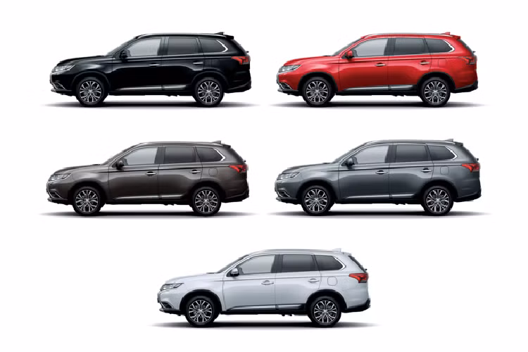 Khi mới ra mắt tại việt Nam, giá xe Mitsubishi Outlander 2.4 lên tới 1,1 tỷ đồng. Tuy nhiên, hiện tại các khách hàng lựa chọn Mitsubishi Outlander 2.4 sẽ được hưởng ưu đãi về giá nhưng lại bị hạn chế về lựa chọn màu sơn ngoại thất vì số lượng xe không còn nhiều.