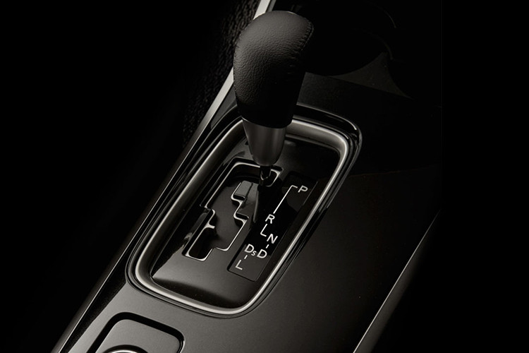 Mitsubishi Outlander 2018 có 2 tuỳ chọn động cơ MIVEC 4 xy-lanh gồm: 2.0L công suất 145 mã lực tại vòng tua máy 6.000 vòng/phút, mô-men xoắn cực đại 196 Nm từ 4.200 vòng/phút, hệ dẫn động cầu trước và 2.4L công suất 167 mã lực tại 6.000 vòng/phút, mô-men xoắn cực đại 222 Nm từ 4.100 vòng/phút, hệ dẫn động 4 bánh. Hộp số đi kèm là CVT INVECS II với chế độ thể thao và lẫy chuyển số trên vô-lăng. 