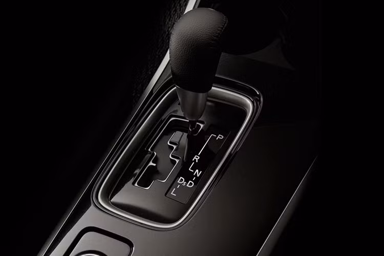 Mitsubishi Outlander 2018 có 2 tuỳ chọn động cơ MIVEC 4 xy-lanh gồm: 2.0L công suất 145 mã lực tại vòng tua máy 6.000 vòng/phút, mô-men xoắn cực đại 196 Nm từ 4.200 vòng/phút, hệ dẫn động cầu trước và 2.4L công suất 167 mã lực tại 6.000 vòng/phút, mô-men xoắn cực đại 222 Nm từ 4.100 vòng/phút, hệ dẫn động 4 bánh. Hộp số đi kèm là CVT INVECS II với chế độ thể thao và lẫy chuyển số trên vô-lăng. 