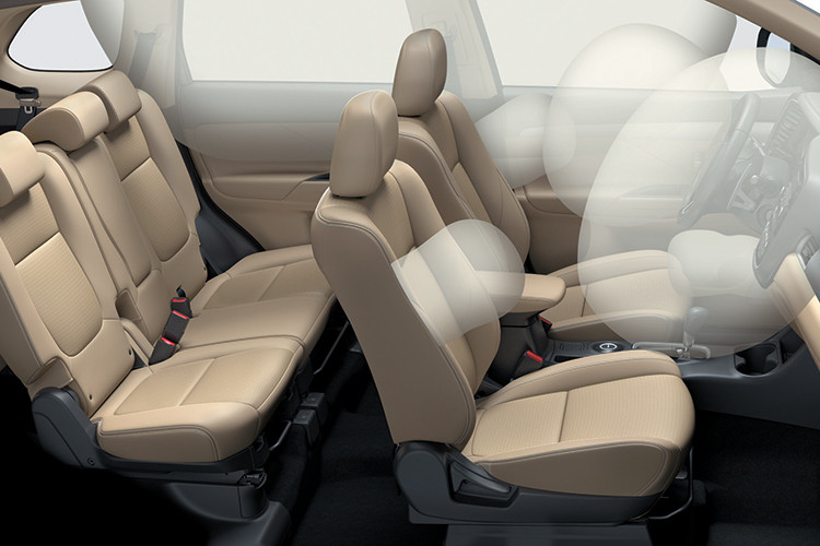 Khoang lái của Mitsubishi Outlander 2.4 CTV đơn giản nhưng hiện đại, với thiết kế chủ yếu tập trung vào người lái. Vô-lăng 3 chấu thể thao, tích hợp đầy đủ những phím bấm chức năng cho hệ thống thoại rảnh tay, hệ thống thông tin giải trí hay cruise control; đặc biệt là có thêm lẫy chuyển số. Toàn bộ ghế được bọc da màu kem, ghế lái chỉnh điện 8 hướng, sưởi ghế cho hai ghế trước,…