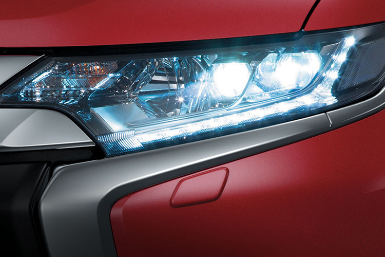 Outlander 2018 2.4 CTV là phiên bản cao cấp nhất và sở hữu những công nghệ tiên tiến nhất của Mitsubishi. Với ngôn ngữ thiết kế Dymamic Shield, Outlander 2018 đột phá về thiết kế ngoại thất; không những thế động cơ và vận hành vẫn là những ưu điểm nổi trội của Mitsubishi trong nhiều năm qua. Đây là một trong những chiếc crossover 5+2 cũng đáng để quan tâm cho nhiều gia đình.