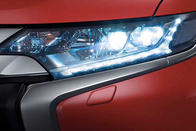 Outlander 2018 2.4 CTV là phiên bản cao cấp nhất và sở hữu những công nghệ tiên tiến nhất của Mitsubishi. Với ngôn ngữ thiết kế Dymamic Shield, Outlander 2018 đột phá về thiết kế ngoại thất; không những thế động cơ và vận hành vẫn là những ưu điểm nổi trội của Mitsubishi trong nhiều năm qua. Đây là một trong những chiếc crossover 5+2 cũng đáng để quan tâm cho nhiều gia đình.