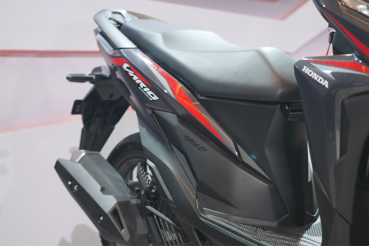 Hệ thống chìa khóa thông minh Honda Smart Key còn được tích hợp thêm tính năng định vị xe và tính năng báo động chống trộm như mẫu Honda SH. Việc kích hoạt tính năng này được thực hiện trên bộ điều khiển FOB đi kèm xe. Đây là cải tiến mới nhất, hiện đại hơn so với phiên bản cũ.