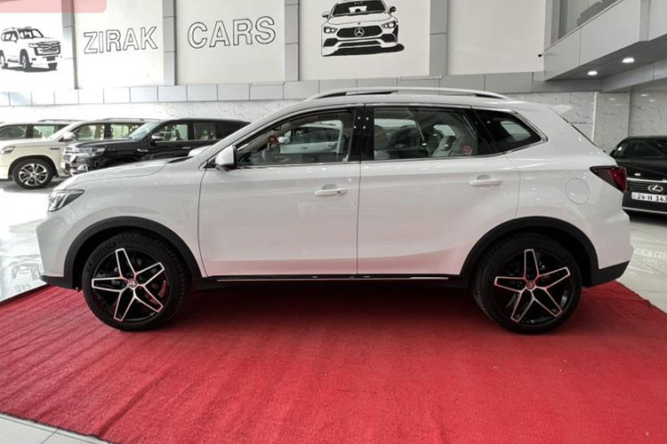 Theo nhân viên tư vấn bán hàng tại đại lý, giá xe MG RX5 tại Việt Nam khởi điểm chỉ từ 650 triệu đồng, tương đương một số mẫu SUV cỡ B ở Việt Nam như Kia Seltos và Hyundai Creta. Ngoài ra, mẫu xe này còn rẻ hơn những mẫu SUV cỡ B khác như Honda HR-V hay Toyota Corolla Cross.