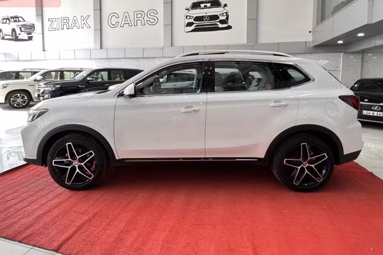 Theo nhân viên tư vấn bán hàng tại đại lý, giá xe MG RX5 tại Việt Nam khởi điểm chỉ từ 650 triệu đồng, tương đương một số mẫu SUV cỡ B ở Việt Nam như Kia Seltos và Hyundai Creta. Ngoài ra, mẫu xe này còn rẻ hơn những mẫu SUV cỡ B khác như Honda HR-V hay Toyota Corolla Cross.