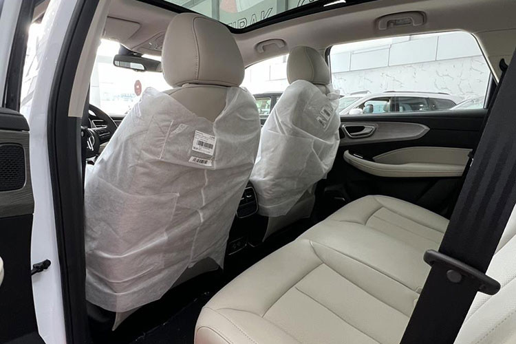 Các trang bị đáng chú ý khác bao gồm; hệ thống định vị vệ tinh GPS, chìa khóa thông minh, khởi động nút bấm, phanh tay điện tử, tự động giữ phanh tạm thời, sạc điện thoại không dây, điều hòa tự động, cửa gió dành cho hàng ghế sau và cửa sổ trời toàn cảnh Panorama.