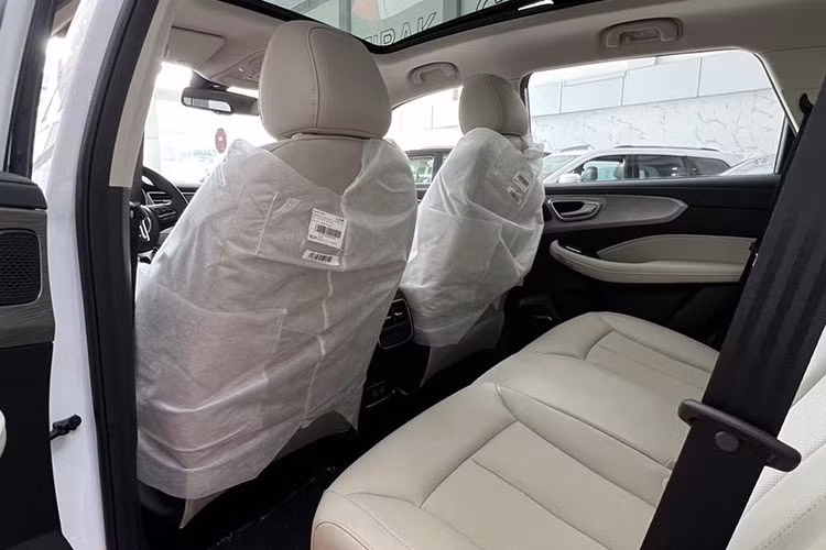 Các trang bị đáng chú ý khác bao gồm; hệ thống định vị vệ tinh GPS, chìa khóa thông minh, khởi động nút bấm, phanh tay điện tử, tự động giữ phanh tạm thời, sạc điện thoại không dây, điều hòa tự động, cửa gió dành cho hàng ghế sau và cửa sổ trời toàn cảnh Panorama.