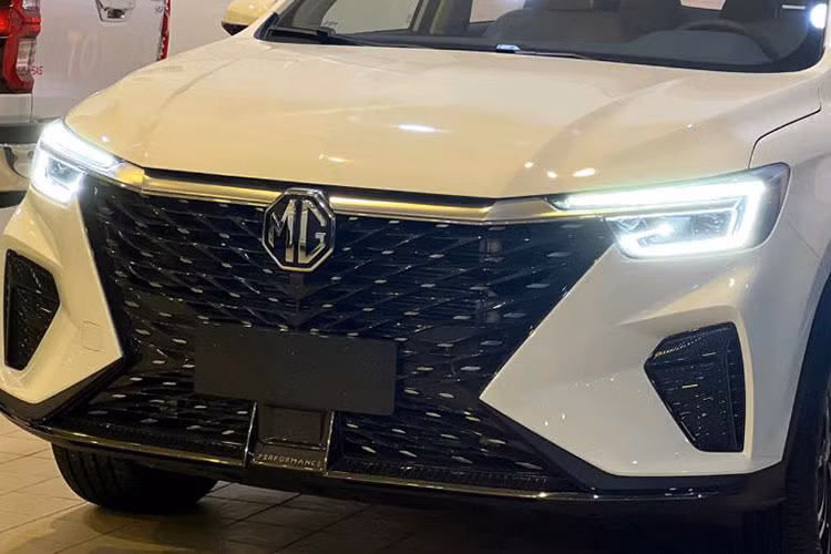 Tuy có giá chỉ như xe cỡ B nhưng MG RX5 lại sở hữu kích thước ngang ngửa SUV cỡ C. Cụ thể, mẫu xe này có kích thước dài x rộng x cao lần lượt là 4.571 x 1.855 x 1.719 mm, chiều dài cơ sở 2.708 mm và chiều cao gầm 145 mm. So với người anh em MG HS, mẫu xe này có chiều dài cơ sở chỉ kém 12 mm.