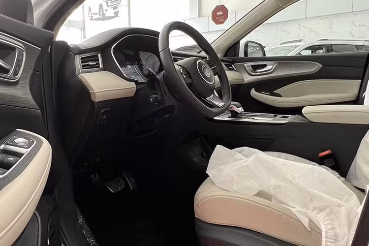 Hiện trang bị của MG RX5 2023 tại Việt Nam vẫn chưa được đại lý hé lộ. Trong khi đó, ở thị trường nước ngoài, xe được trang bị đèn pha LED, đèn LED định vị ban ngày, vành la-zăng với đường kính từ 18 - 19 inch, đèn hậu LED, cánh gió mui dạng tai mèo, tích hợp đèn phanh trên cao và 2 đầu ống xả giả mạ crôm. 